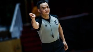 中国元素+1🥰上赛季CBA十佳裁判之一的孙健吹罚开拓者vs灰熊